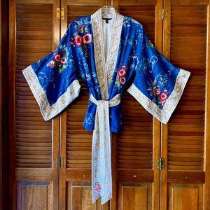 SOMA Short Silk Embroidered Kimono Sleeve Robe